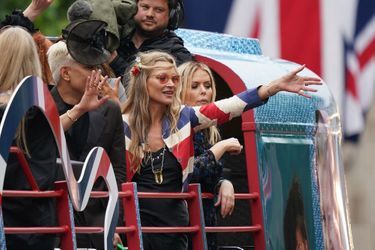 Kate Moss sur un char lors de la parade célébrant le jubilé de platine de la reine, le 5 juin 2022 à Londres.