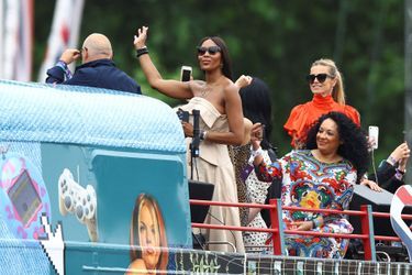 Naomi Campbell sur un char lors de la parade célébrant le jubilé de platine de la reine, le 5 juin 2022 à Londres.