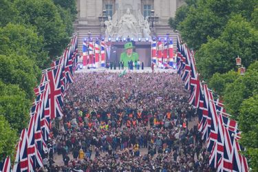 Elizabeth II apparaît au balcon du palais de Buckingham en famille pour clore son jubilé de platine, le 5 juin 2022 à Londres.