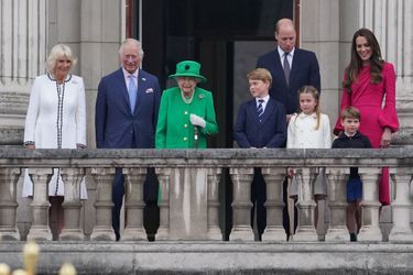 Elizabeth II, le prince Charles et son épouse Camilla, le prince William, Kate Middleton et leurs enfants (George, Charlotte et Louis) au balcon du palais de Buckingham pour clore le jubilé de platine de la reine, le 5 juin 2022 à Londres.