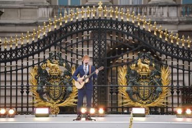 Ed Sheeran se produit devant le palais de Buckingham pour clore le jubilé de platine de la reine Elizabeth II, le 5 juin 2022 à Londres.