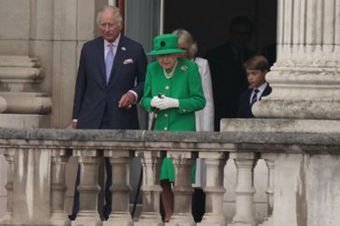 Elizabeth II, le prince Charles et son épouse Camilla au balcon du palais de Buckingham pour clore le jubilé de platine de la reine, le 5 juin 2022 à Londres.