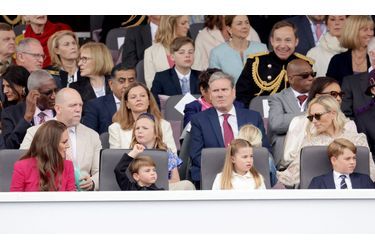 Kate Middleton et ses enfants, George, Charlotte et Louis, en tribunes pour assister à la parade célébrant le jubilé de platine d'Elizabeth II, devant le palais de Buckingham à Londres, le 5 juin 2022.