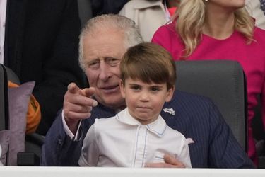 Le prince Charles et son petit-fils le prince Louis en tribunes pour assister à la parade célébrant le jubilé de platine d'Elizabeth II, devant le palais de Buckingham à Londres, le 5 juin 2022.