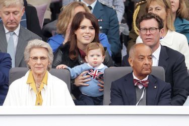 La princesse Eugenie, son mari Jack Brooksbank et leur fils August en tribunes pour assister à la parade célébrant le jubilé de platine d'Elizabeth II, devant le palais de Buckingham à Londres, le 5 juin 2022.