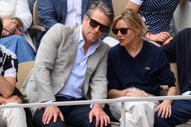 Hugh Grant et Sienna Miller dans les gradins de Roland-Garros, le 5 juin 2022.
