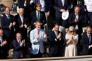 Le roi Felipe VI d'Espagne avec le prince héritier Haakon et la princesse Mette-Marit de Norvège à la finale de Roland-Garros à Paris, le 5 juin 2022
