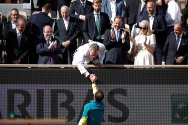 Le roi Felipe VI d&#039;Espagne, le prince héritier Haakon et la princesse Mette-Marit de Norvège félicitent Rafael Nadal pour sa victoire à la finale de Roland-Garros à Paris, le 5 juin 2022