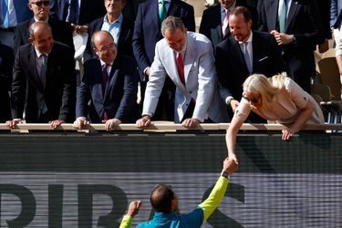 Le roi Felipe VI d'Espagne, le prince héritier Haakon et la princesse Mette-Marit de Norvège félicitent Rafael Nadal pour sa victoire à la finale de Roland-Garros, le 5 juin 2022 à Paris