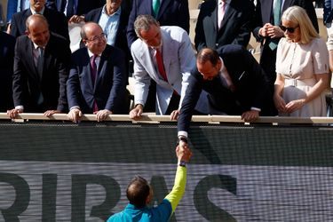 Le roi Felipe VI d'Espagne, le prince héritier Haakon et la princesse Mette-Marit de Norvège félicitent Rafael Nadal pour sa victoire à la finale de Roland-Garros à Paris, le 5 juin 2022