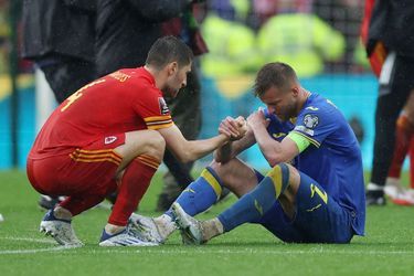 Ben Davies console le joueur ukrainien  Andriy Yarmolenko, auteur malheureux d'un but contre son camp.