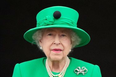 Le chapeau et la broche de la reine Elizabeth II, le 5 juin 2022, pour son Jubilé de platine
