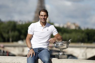 Rafael Nadal sur le pont Alexandre III, à Paris, avec la Coupe des Mousquetaires, le 6 juin 2022.