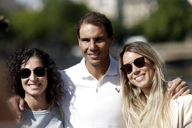 Rafael Nadal, sa femme et sa soeur, sur le pont Alexandre III, à Paris, le 6 juin 2022.