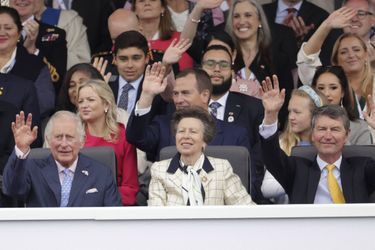 Peter Phillips et sa compagne Lindsay Wallace, derrière le prince Charles et la princesse Anne à la parade du Jubilé de platine de la reine Elizabeth II, le 5 juin 2022