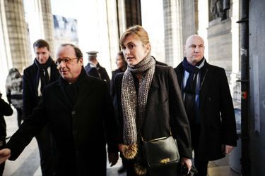 François Hollande et Julie Gayet aux obsèques de Johnny Hallyday, le 9 décembre 2017 à Paris.