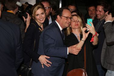 Julie Gayet et François Hollande à la soirée pour la saison 3 de la série "Dix pour cent" à Paris, le 25 avril 2018. 