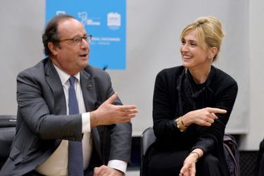 François Hollande et Julie Gayet visite une école du quartier de Harlem, à New York, à l'occasion des 15 ans d'un programme d'échange franco-américain, le 18 novembre 2019. 