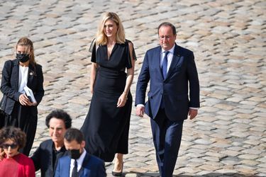 François Hollande et sa compagne Julie Gayet lors de l'hommage national à Jean-Paul Belmondo, aux Invalides, à Paris le 9 septembre 2021. 
