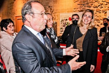François Hollande et sa compagne Julie Gayet lors de la tournée de promotion de l'ancien président pour son livre "Affronter" au Mans, le 3 novembre 2021. 