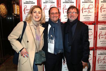 Julie Gayet et François Hollande avec l'auteur Jean-Michel Dijan à la générale de la pièce "Rimbaud en Feu" à Paris le 13 janvier 2022.