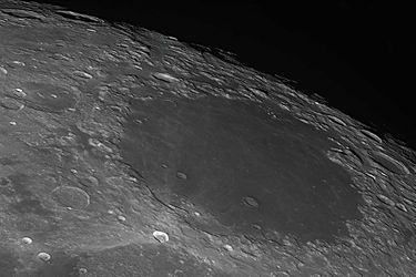 Vue d&#039;un cratère de la Lune.