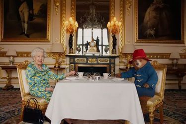 La reine Elizabeth II et l'Ours Paddington.
