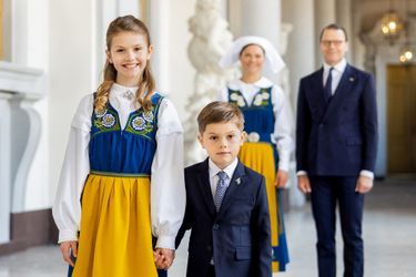 La princesse Estelle et le prince Oscar de Suède avec leurs parents la princesse héritière Victoria et le prince Daniel au Palais royal à Stockholm, le 6 juin 2022, jour de la Fête nationale