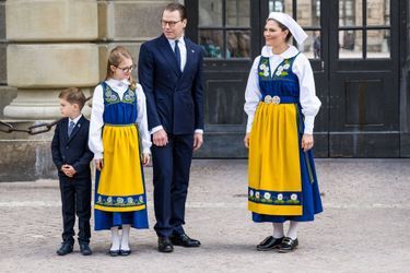 La princesse héritière Victoria de Suède et le prince Daniel avec la princesse Estelle et le prince Oscar au Palais royal à Stockholm, le 6 juin 2022, jour de la Fête nationale