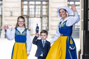 La princesse héritière Victoria de Suède avec ses enfants la princesse Estelle et le prince Oscar au Palais royal à Stockholm, le 6 juin 2022, jour de la Fête nationale