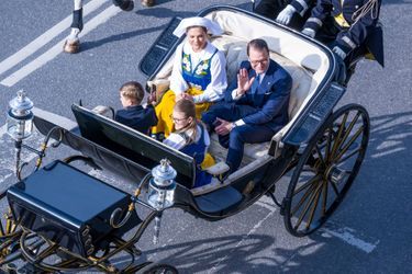 La princesse héritière Victoria de Suède, le prince Daniel et leurs enfants la princesse Estelle et le prince Oscar à Stockholm, le 6 juin 2022, jour de la Fête nationale