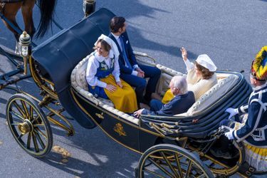 La reine Silvia et le roi Carl XVI Gustaf de Suède avec la princesse Sofia et le prince Carl Philip à Stockholm, le 6 juin 2022, jour de la Fête nationale
