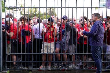 Des supporters anglais devant les grilles du Stade de France.