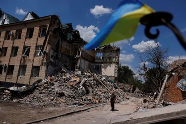 L'attaché de presse Olexii Mischenko montre un bâtiment administratif de la ville détruit à Bashtanka, dans la région de Mykolaïv, en Ukraine le 9 juin 2022.