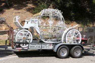 À l'instar de Cendrillon, Britney Spears s'est fait livrer un splendide carrosse blanc et un cheval pour son mariage avec am Asghari, dans sa villa de Thousand Oaks, le 9 juin 2022.