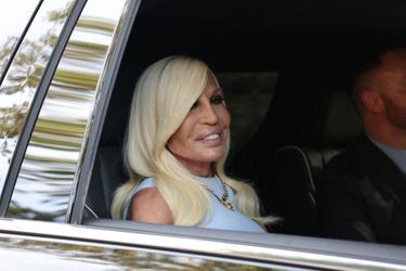 Donatella Versace, qui a créée la robe de la mariée, arrive au mariage de Britney Spears et Sam Asghari, le 9 juin 2022.