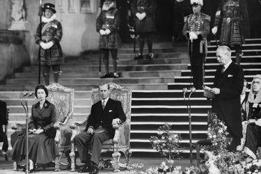 La reine Elizabeth II avec Harold Macmillan (au micro), le 12 septembre 1957