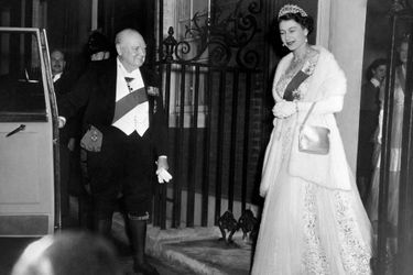 La reine Elizabeth II avec Winston Churchill, le 4 avril 1955