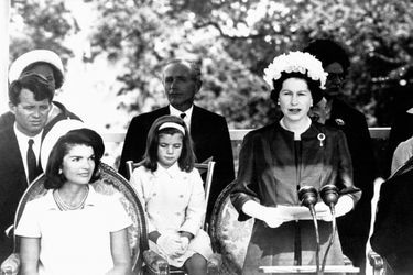 La reine Elizabeth II avec Alec Douglas-Home (derrière elle), le 14 mai 1965