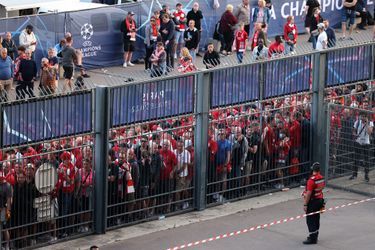Les supporters de Liverpool sont restés de nombreuses minutes derrière les grilles. 