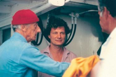 Jacques Rougerie et le commandant Cousteau à bord de la « Calypso » en 1973.