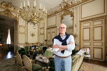 &quot;Monsieur&quot; Givenchy pose pour Match chez lui, dans le salon de son hôtel particulier, à Paris, en juin 2017. 