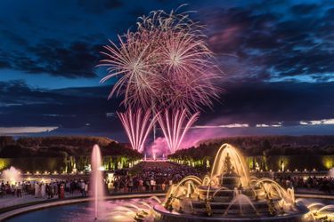 Les Grandes eaux nocturnes au château de Versailles se terminent par un feu d&#039;artifice orchestré par Groupe F
