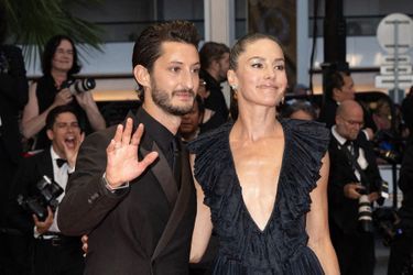 Pierre Niney et sa compagne Natasha Andrews au Festival de Cannes, pour la projection du film "Mascarade", le 27 mai 2022.