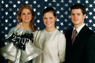La princesse Madeleine de Suède avec sa sœur la princesse Victoria et son frère Carl Philip, le 31 décembre 1999