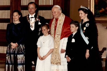 La princesse Madeleine de Suède avec ses parents, sa sœur et son frère, au Vatican avec le pape Jean Paul II, le 3 mai 1991