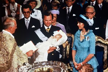 La princesse Madeleine de Suède avec ses parents, le roi Carl XVI Gustaf et la reine Silvia, le 30 août 1982, jour de son baptême