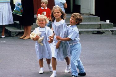 La princesse Madeleine de Suède avec sa sœur la princesse Victoria et son frère le prince Carl Philip, le 19 août 1985
