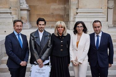Le lauréat Michaël Canitrot, entouré de Stéphane Bern, Brigitte Macron et des ministres Rima Abdul Malak et Sébastien Lecornu.