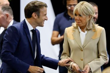 Emmanuel et Brigitte Macron votent au Touquet pour le premier tour des élections législatives.